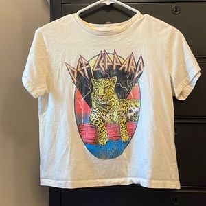 Def Leppard cropped light cream color size M from altard state